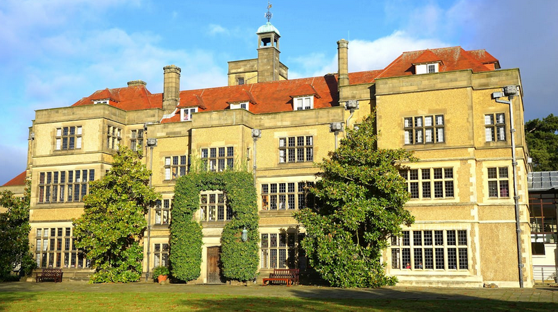 Embracing Natural Light With Large Windows and Open Spaces